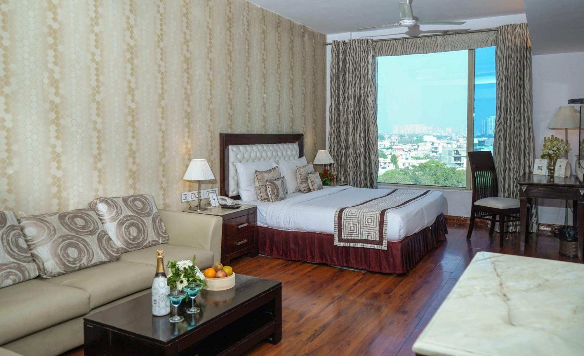 Treehouse Queens Pearl Гургаон Екстериор снимка