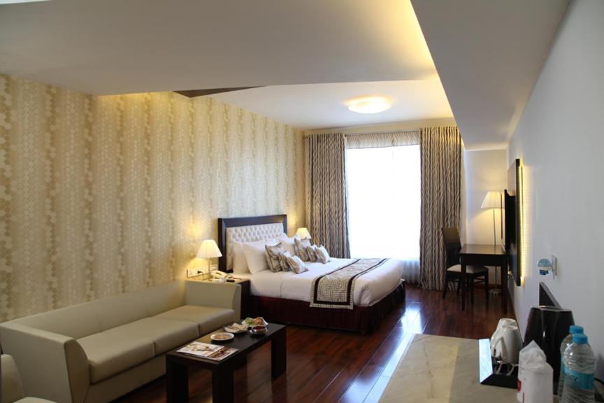 Treehouse Queens Pearl Гургаон Екстериор снимка