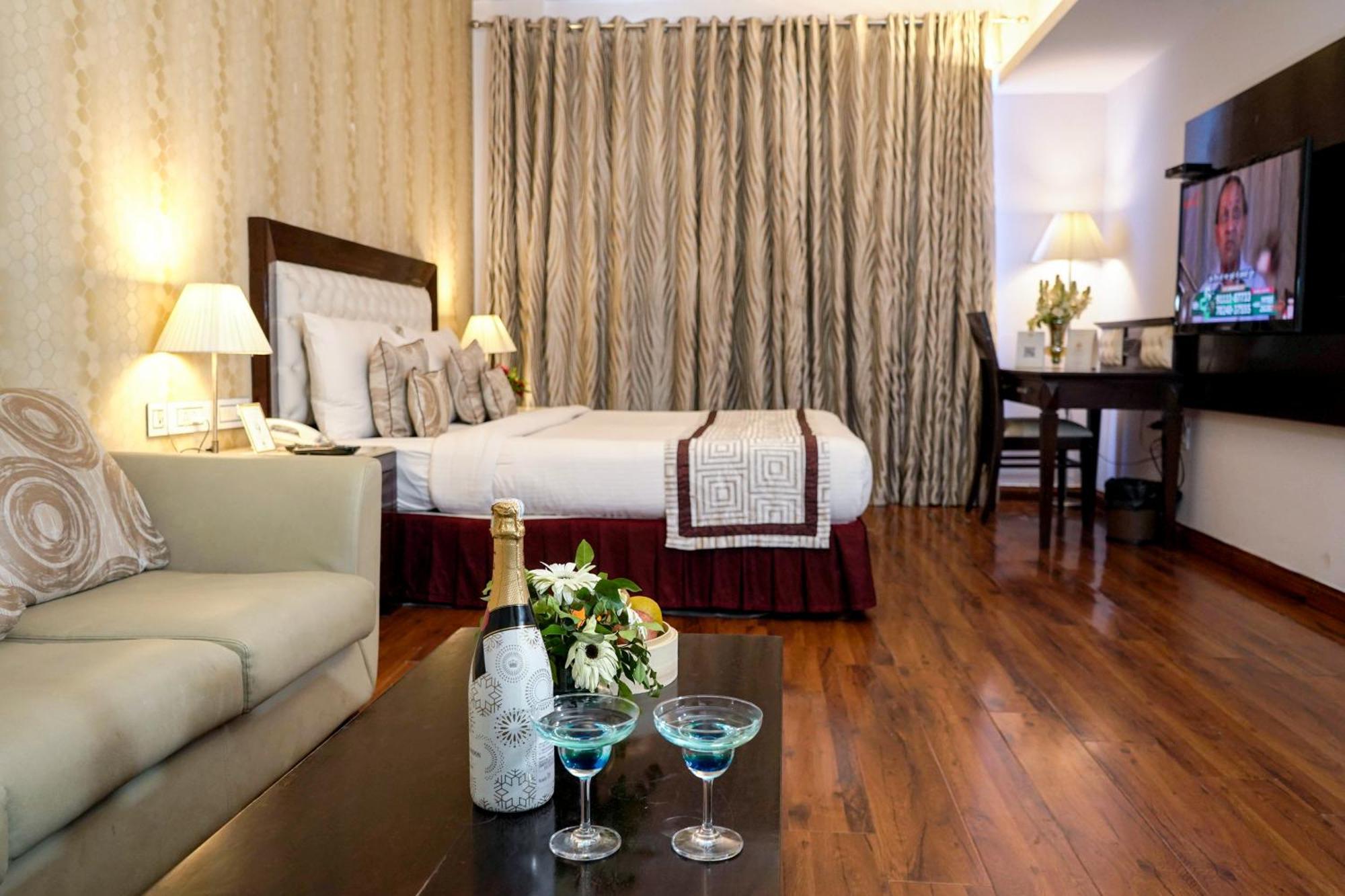 Treehouse Queens Pearl Гургаон Екстериор снимка
