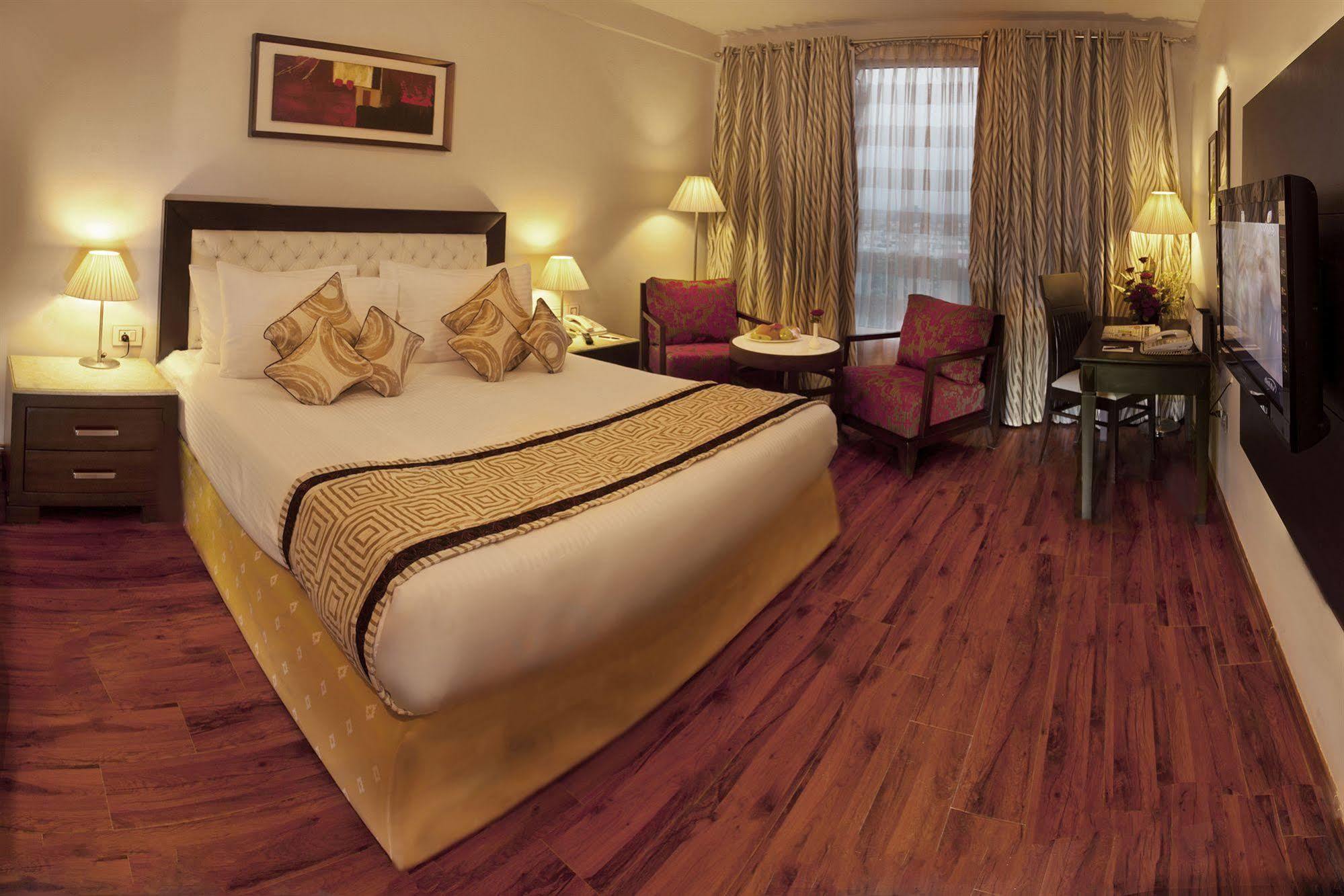 Treehouse Queens Pearl Гургаон Екстериор снимка